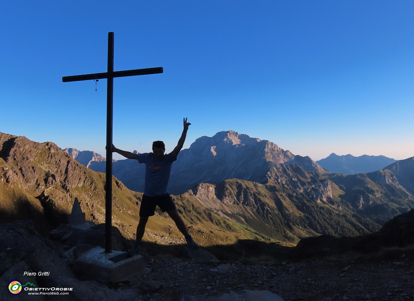70 Dai Lagjhi Gemelli risaliamo sul sent. 135 al Passo di Mezzeno (2142 m) con splendida vista sul Pizzo Arera.JPG
